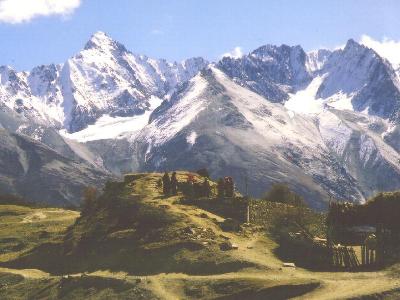 ラグー集落からポンコレ峰(5700m)
